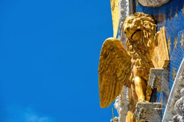 St Mark Bazilikası ya da San Marco yakın çekim, mavi gökyüzü arka planında güzel çatı, Venedik, İtalya. Saint Mark katedralinin üstündeki altın kanatlı aslanın süslü dış görünüşü Venedik 'in sembolüdür..