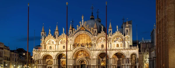 マルコ大聖堂またはサン マルコ大聖堂 ヴェネツィア イタリア 中世の大聖堂はヴェネツィアのランドマークです 夕暮れ時に有名な古い教会 日没の光の中で聖マルコ大聖堂のファサードのパノラマビュー — ストック写真