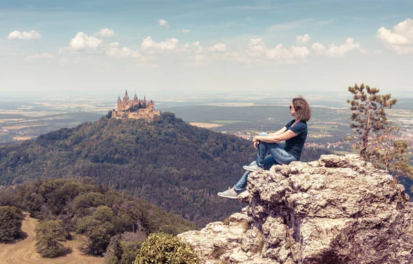 Jovem Está Sentada Penhasco Perto Castelo Hohenzollern Alemanha Este Castelo — Fotografia de Stock