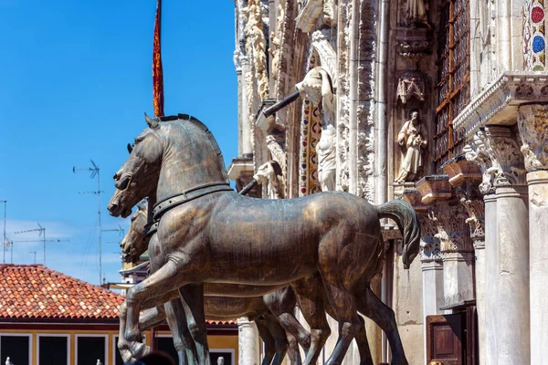 圣马可大教堂 圣马可 古代青铜马 意大利威尼斯 古老的雕塑是罗马拜占庭文化的纪念碑 中世纪著名的圣马可大教堂是威尼斯的最高地标 — 图库照片