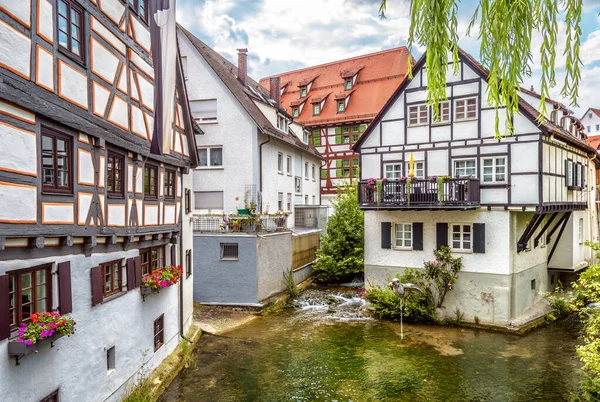 Straße Mit Alten Fachwerkhäusern Der Ulmer Altstadt Das Mittelalterliche Fischviertel — Stockfoto