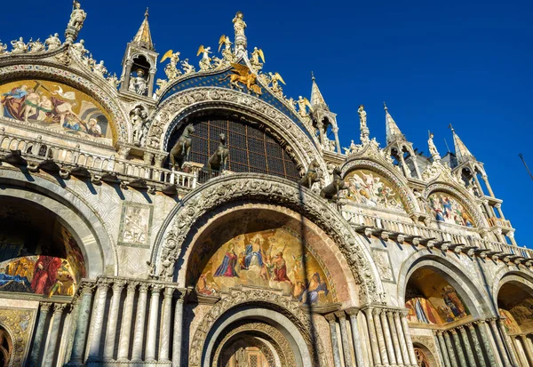 マルコ大聖堂 マルコ教会 ヴェネツィア イタリア ヴェネツィアでトップのランドマークです 中世のバシリカの美しい華やかなポータル 有名な聖マルコ教会の豪華なモザイクファサード 古い大聖堂の外観 — ストック写真