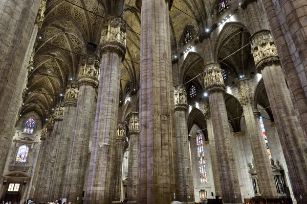 意大利米兰 2017年5月16日 米兰大教堂 Duomo Milano 它是伟大的天主教教堂 米兰的最高地标 在黑暗的哥特式大教堂里 大柱的全景 — 图库照片