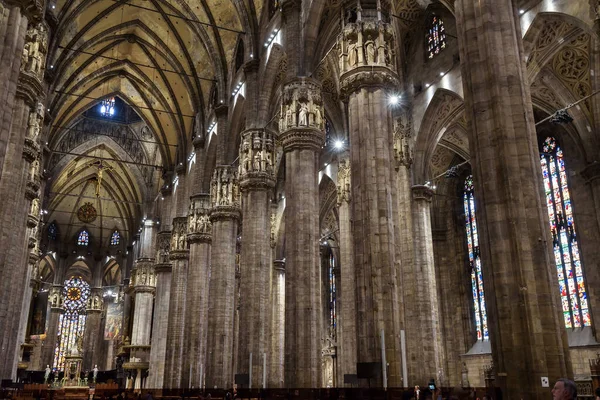 意大利米兰 2017年5月16日 米兰大教堂 Duomo Milano 它是伟大的天主教教堂 米兰的最高地标 在黑暗的哥特式大教堂里 大柱的透视 — 图库照片