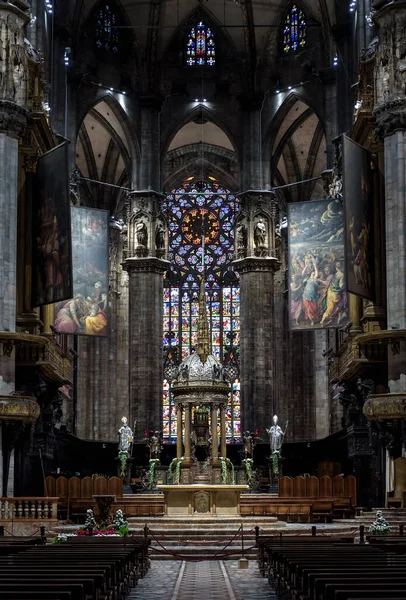 意大利米兰 2017年5月16日 米兰大教堂 Duomo Milano 它是伟大的天主教教堂 米兰的最高地标 在著名的哥特式大教堂内 华丽祭坛的前视图 — 图库照片