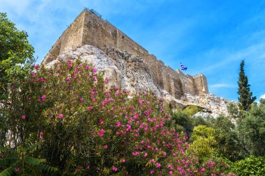 Atina Akropolü yazın, Yunanistan. Ünlü Akropolis tepesi eski Atina 'nın en önemli simgesidir. Ortaçağ şatosu ve antik Atina kentinin tepe üzerindeki klasik Yunan harabeleriyle manzara.