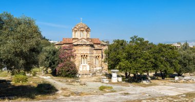 Antik Agora 'daki Kutsal Havariler Kilisesi, Atina, Yunanistan. Atina şehir merkezindeki Bizans kültürü anıtının panoramik görüntüsü. Klasik Yunan harabelerine sahip ünlü eski Agora Atina 'nın simgesidir. 