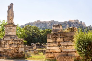 Yazın Antik Agora, Atina, Yunanistan. Akropolis tepesine bakan klasik Yunan harabeleri. Eski Atina şehir merkezinin kentsel manzarası. Ünlü Akropolis, Atina 'nın en önemli tarihi simgesidir..