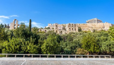 Akropolis 'te eski Parthenon tapınağı, Atina, Yunanistan. Burası Atina 'nın en önemli yeri. Atina şehir merkezindeki ünlü Akropolis tepesi ve Antik Yunan harabelerinin panoramik manzarası. Atina şehir manzarası.