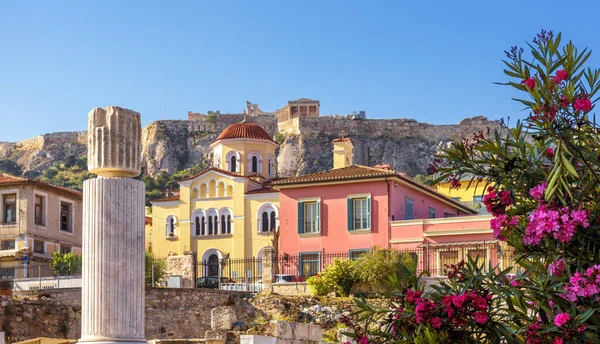 Старые Дома Афинах Знаменитый Акрополь Вдали Греция Живописный Вид Район — стоковое фото