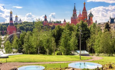 Moskova Kremlin ve Zaryadye Parkı 'nın arkasındaki St. Basil Katedrali, Moskova, Rusya. Şehir manzarası, yazın Moskova şehir merkezinin güzel manzarası. Ünlü Kremlin Moskova 'nın en önemli simgesidir..