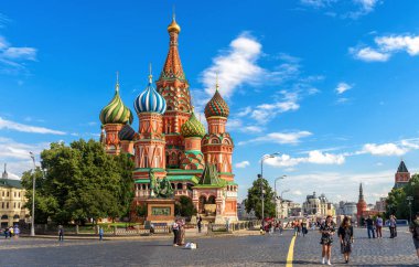 Moskova - 20 Temmuz 2020: Moskova, Rusya 'daki Kızıl Meydan' daki St. Basil Katedrali. Antik Aziz Basil tapınağı Moskova 'nın ünlü turistik merkezidir. İnsanlar Moskova 'nın eski simgesinin yanında yürüyorlar..