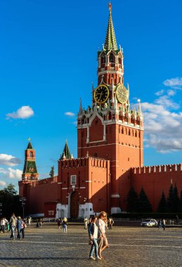 Moskova - 23 Temmuz 2020: Kremlin Moskova 'daki Kızıl Meydan' da. Moskova 'nın ünlü turistik mekanı, Rusya' nın en önemli simgesidir. İnsanlar yazın Kremlin 'in güzel Spasskaya Kulesi' nin yanında yürür..