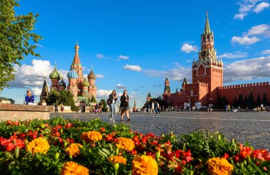 Moskova - 23 Temmuz 2020: Moskova, Rusya 'daki Kızıl Meydan' da Aziz Basil Katedrali ve Kremlin. Burası Moskova 'nın ünlü turistik mekanıdır. Rusya' nın en büyük simgesidir. Moskova 'ya yaz yolculuğu kavramı.