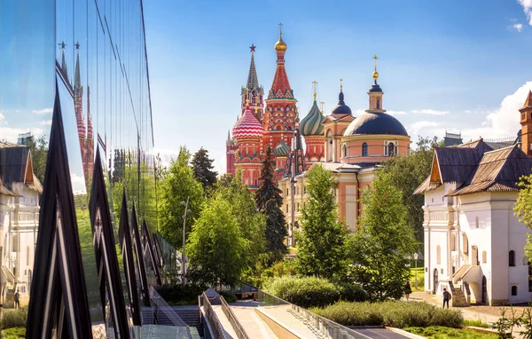 Αστικό Τοπίο Της Μόσχας Ρωσία Σύγχρονο Κτίριο Και Παλιές Εκκλησίες — Φωτογραφία Αρχείου