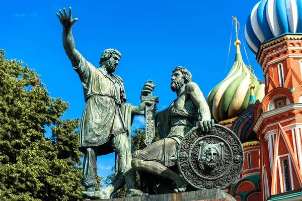 位于俄罗斯莫斯科的圣巴西尔主教座堂旁边的米宁和波扎斯基纪念碑 圣巴西尔古寺是莫斯科的地标 莫斯科市中心的著名建筑 历史和文化概念 — 图库照片