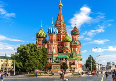 Moskova - 20 Temmuz 2020: Moskova, Rusya 'daki Kızıl Meydan' daki St. Basil Katedrali. Güzel antik Aziz Basil kilisesi şehrin ünlü turistik cazibesidir. Moskova 'da seyahat ve tatil kavramı.