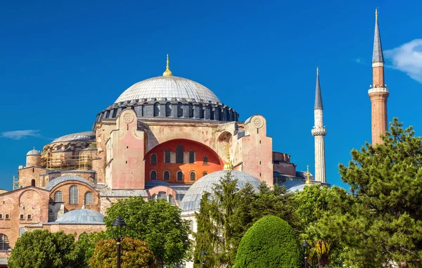 夏天在土耳其伊斯坦布尔的Hagia Sophia 著名的古埃及索菲亚 Hagia Sophia或Aya Sofya 是伊斯坦布尔的历史最高峰 大清真寺和前拜占庭大教堂圣索菲亚的美丽景色 — 图库照片