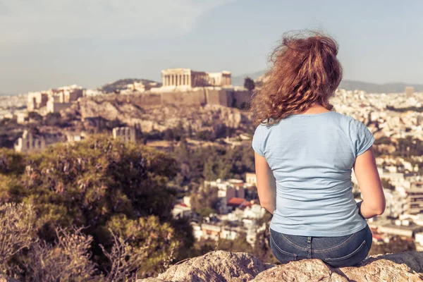 Young Woman Background Urban Landscape Athens Greece Europe Adult Pretty — Stock Photo, Image