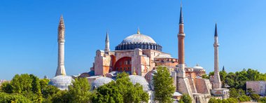 Ayasofya Camii yazın, İstanbul, Türkiye. Antik Ayasofya ya da Aya Sofya, İstanbul 'un en önemli tarihi simgesidir. İstanbul 'daki ünlü eski Bizans katedralinin panoramik manzarası.