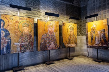İstanbul - 25 Mayıs 2013: Bizans mozaik fotoğraflı Ayasofya 'nın iç kesimi, Türkiye. Antik Ayasofya, İstanbul 'un en önemli simgesidir. Ayasofya Müzesi 'nin eski Ayasofya Camii' nin içinde..