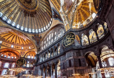 İstanbul - 25 Mayıs 2013: Ayasofya, Türkiye 'nin Vintage iç mimarisi. Antik Ayasofya ya da Aya Sofya İstanbul 'un en önemli simgesidir. Eski Ayasofya Büyük Camii 'nin içinde Bizans Kültürü Anıtı.
