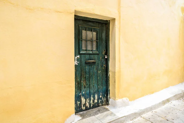 Staré Dveře Obytné Budovy Okrese Plaka Atény Řecko Plaka Turistickou — Stock fotografie