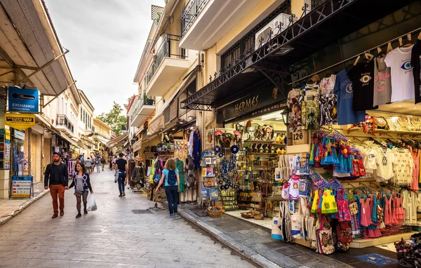 2018年5月8日 希腊雅典Plaka区附近的礼品市场 人们在市中心参观纪念品商店 并在希腊集市上散步 在老雅典购物 旅行和度假 — 图库照片
