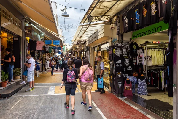 2018年5月7日 希腊雅典Monastiraki广场附近的旧货市场 人们到市中心的商店去逛逛 然后走在市场上 在雅典购物 旅行和度假的概念 — 图库照片