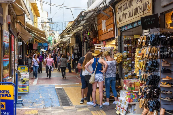 2018年5月7日 希腊雅典Monastiraki广场附近的旧货市场 在市中心 人们去商店逛逛 在集市上散步 在雅典购物 旅行和度假的概念 — 图库照片