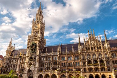 Marienplatz Meydanı ve Rathaus veya Münih, Bavyera, Almanya 'daki New Town Hall. Münih 'in simgesidir. Münih 'in eski Gotik mimarisinin ön görüntüsü. Münih şehir merkezinde süslü bina cephesi.