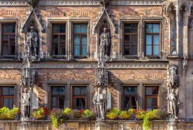 Marienplatz Meydanı 'ndaki Rathaus veya New Town Hall, Münih, Bavyera, Almanya. Münih 'in simgesidir. Münih 'in Gotik mimarisinin ön görüntüsü. Münih şehir merkezinde klasik bina cephesi.