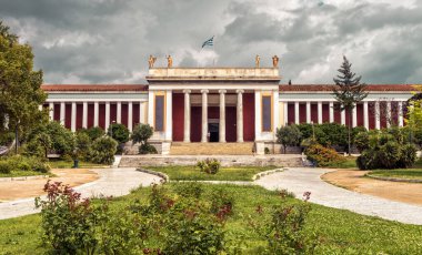 Atina Ulusal Arkeoloji Müzesi, Yunanistan. Atina 'nın en önemli tarihi simgelerinden biridir. Dramatik gökyüzünün altındaki müze girişinin manzarası. Atina 'nın mimarisi klasik Yunan tarzında.