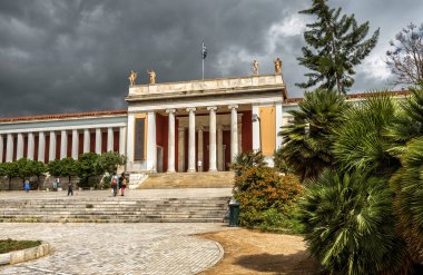 Atina Ulusal Arkeoloji Müzesi, Yunanistan. Atina 'nın en önemli tarihi simgelerinden biridir. Dramatik gökyüzünün altındaki müze girişinin manzarası. Atina 'nın mimarisi klasik Yunan tarzında.