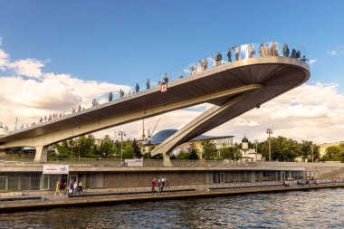 Moskova - 21 Ağustos 2020: Moskova, Moskova 'daki Zaryadye Parkı' nda Moskva Nehri üzerinde yüzen köprü. Zaryadye, Moskova 'nın modern turistik merkezidir. Yazın Moskova şehir merkezinde inanılmaz şehir manzarası.