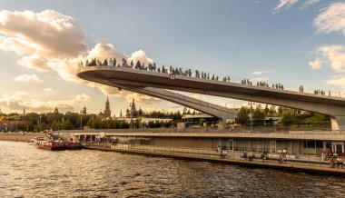 Moskova - 21 Ağustos 2020: Moskova Kremlin yakınlarındaki Zaryadye Parkı 'nda yüzen köprü. Zaryadye Moskova 'nın başlıca turistik merkezlerinden biridir. Moskva Nehri üzerindeki inşaatın inanılmaz manzarası.