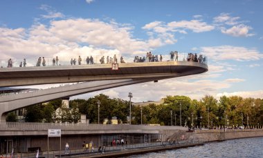 Moskova - 21 Ağustos 2020: Moskova, Moskova 'daki Zaryadye Parkı' nda Moskva Nehri üzerinde yüzen köprü. Zaryadye, Moskova 'nın yeni turistik merkezi. Moskova şehir merkezinin modern simgesinin inanılmaz manzarası.