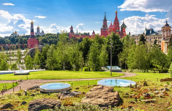 Yazın Moskova 'nın şehir manzarası, Rusya. Moskova Kremlin yakınlarındaki Zaryadye Parkı 'nda peyzaj tasarımı. Burası Moskova' nın turistik merkezi. Moskova şehir merkezinin güzel manzarası.