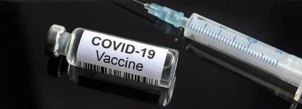 Вакцина Covid Черном Столе Панорамный Вид Бутылку Вакцины Шприц Лечения — стоковое фото