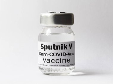 COVID-19 koronavirüs aşısı beyaz arka planda Sputnik V, Rus aşısı ile SARS-CoV-2 korona virüsü tedavisi. Coronavirüs salgınına bağlı tıp, tedavi ve araştırma kavramı.