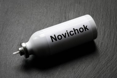 Karanlık arka planda Novichok ajanı zehri. Ölümcül Novichok sinir zehri içeren bir şişe. Saldırı ve zehirleme konsepti.