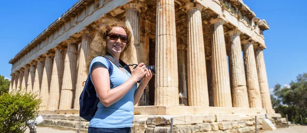 Kobieta Zwiedza Świątynię Hefajstosa Ateny Grecja Jest Awny Punkt Orientacyjny — Zdjęcie stockowe