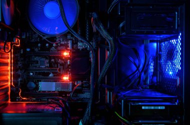 Dahili LED RGB ışıkları ve işlemci soğutma vantilatörleri olan bilgisayar, yüksek performanslı masaüstü bilgisayarı içindeki donanım. Duvar kağıdı için açık oyun bilgisayarı. Bilgisayar onarım ve teknoloji kavramı.