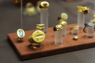 Atina - 7 Mayıs 2018: Atina Ulusal Arkeoloji Müzesi 'nde altın mücevherler. Antik Yunan altın süslemeleri, arkeolojik kazılardan kalma geçmiş medeniyetin değerli eserleri..