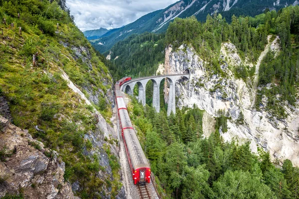 Pociąg Kursuje Wiadukcie Landwasser Filisur Szwajcaria Miejsce Jest Symbolem Alp — Zdjęcie stockowe
