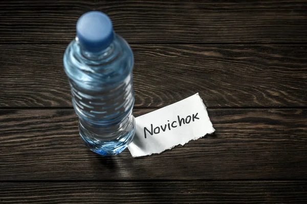 Garrafa Água Note Novichok Mesa Madeira Novichok Veneno Agente Veneno — Fotografia de Stock