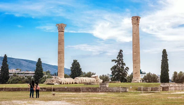 Olympijský Chrám Zeus Aténách Řecko Proslulá Aténská Památka Turisté Dívají — Stock fotografie