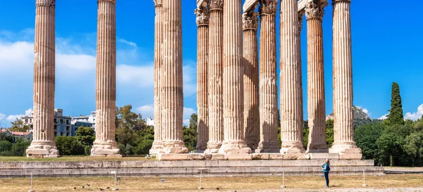 夏天的宙斯神庙 希腊雅典它是雅典的著名地标 游客们看着宏伟的古希腊废墟 雅典市中心古典建筑大柱全景 — 图库照片