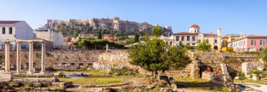 Yunanistan 'ın Atina kentindeki Hadrian Kütüphanesi' nin panoramik manzarası. Mesafeli ünlü Akropolis. Burası Atina 'nın simgesi. Atina şehir merkezindeki Plaka ilçesinde Antik Yunan harabeleriyle kent manzarası