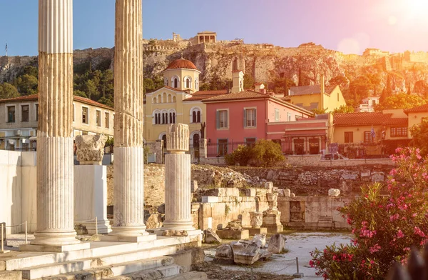 哈德良图书馆在日落时俯瞰着著名的雅典卫城 希腊雅典 雅典市中心Plaka区古希腊遗址的阳光美景 这个古老的地方是雅典的旅游胜地 — 图库照片